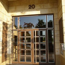 Carpintería Metálica Mirandesa puerta con vidrios