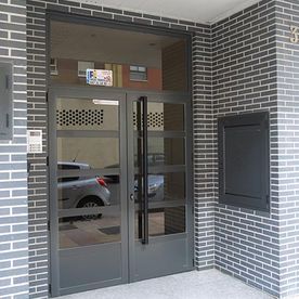 Carpintería Metálica Mirandesa puerta gris