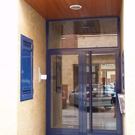 Carpintería Metálica Mirandesa puerta azul